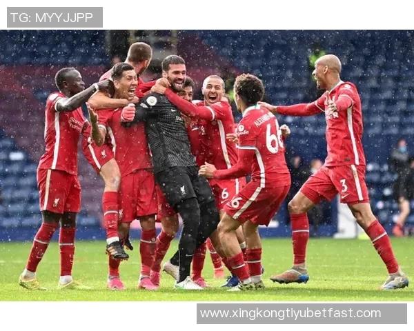 阿利松与戈麦斯意外相撞队医紧急救助后比赛得以继续进行